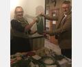 Bild: OGV/exb
Referentin Johanna Eisner bekam am Ende ihres Vortrags von Vorsitzendem Klaus Schuster ein Präsent.
