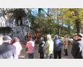 Bild: Kolping Waldsassen/exb
Die Mitglieder der Kolpingsfamilien im Bezirksverband an der Lourdesgrotte bei Waldsassen.