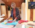 Bild: Portner
In ihrer Wachstuchwerkstatt bestreicht Monika Ermer die bunten Baumwollstoffe mit einer selbst abgemischten Bienenwachstinktur. Nach dem Trocknen und Bügeln erfolgt der endgültige Zuschnitt.