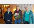 Bild: Pfarrgemeinderat/exb
An Karin Neumann (Mitte) von der Bäckerei Rosner übergaben Rita Heinrich (links) und Gudrun Sirtl einen Blumenstrauß.