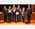 Bild: jma
Verabschiedung aus dem Feuerwehrdienst: (von links) Kommandant Sven Zocher, Georg Friedl, Helmut Lauß, Rudi Schwindl mit Ehefrau und Vorsitzender Thomas Kormann.