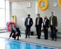 Bild: mab
Wirtschaftsminister Hubert Aiwanger (links) überzeugte sich an Ort und Stelle vom Zustand des sanierungsbedürftigen Hallenbades.