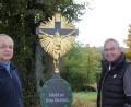 Bild: kro
Voller Stolz präsentieren Klaus Keim und OWV-Vorsitzender Bernd Schwamberger (rechts) das sanierte Feldkreuz am Gaisbühl.