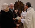 Bild: le
Pfarrer Früchtl überreicht die Urkunde von Papst Franziskus an das Jubelpaar Rita und Josef Birkner. Im Hintergrund das Jubelpaar Maria und Willibald Lindner, die Diamantene Hochzeit feierten.