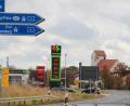 Bild: upl
Trisching zwischen Ländlichkeit und Urbanisierung. An der Autobahnauffahrt vor dem Dorf pulsiert das Leben, ist hier noch Platz für einen gesellschaftlichen Mittelpunkt?
