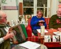 Bild: Siegfried Steinkohl ubb
Hans G. Lauth und Berthold Kellner (von rechts) lasen unterhaltsam und mit viel Leidenschaft Texte und Zitate sowie Lieder von Karl Valentin. Walter J. Pilsak (links) sorgte mit seiner Quetsch’n für den musikalischen Part des Abends.