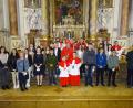 Bild: ll
Die Michelfelder Firmlinge mit Erzbischof Ludwig Schick sowie den Konzelebranten und Ministranten nach dem Gottesdienst.
