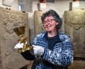 Archivbild: Florian Miedl/fph
Museumsleiterin Dr. Sabine Zehentmeier-Lang mit einem Exponat in der Dauerausstellung in Wunsiedel. Geht es nach den Autoren der Studie, sollte sich das Fichtelgebirgsmuseum verstärkt auch mit Fragen der Gegenwart und der Zukunft befassen.
