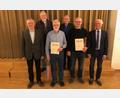 Mit Urkunden ehrte Vorsitzender Hans Enders (links) Erwin Kuhbandner (Zweiter von rechts) und Thomas Küffner (Dritter von links) für ihr Wirken an der Kapelle in Schwarzenreuth. Dr. Günther Fütterer (Dritter von rechts) und Karl Lenhard (Zweiter von links) erhielten ein Präsent. Sie waren zehn Jahre lang als Kassenprüfer tätig. Auch Bürgermeister Peter König (rechts) bedankte sich bei den Geehrten für ihr Engagement um die Kapelle.