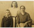 Repro: bl
Anna Aschka, damals noch Anna Haselsteiner, mit ihrem sechs Jahre jüngeren Bruder und ihrer Mutter Hedwig: Das Foto gehört zu den wenigen Aufnahmen, die damals bei der Vertreibung in der "richtigen" Kiste waren.