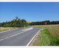 Bild: Manuela Pappenberger/Landratsamt Tirschenreuth/exb
Die Kreisstraße TIR 21 zwischen Wernersreuth und Aign an der Kreuzung bei Oberwappenöst: Zwei landkreiseigene Blühflächen am linken und rechten Bildrand vor der Mahd Ende Juli.