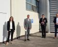 Bild: bnr
Werksleiterin Birgit Heindl und Vice President Oliver Burgel präsentierten Landrat Ebeling und Christian Meyer (von links) das neue Reinraumgebäude.
