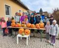 Bild: gi
Stolz präsentierten die Mädchen und Buben ihre Halloween- bzw. Herbstkürbisse mit ihren geschnitzten Fratzen.
