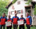 Bild: Bergwacht Amberg/exb
Bereitschaftsleiter Markus Arnold (Mitte) und seine beiden Stellvertreter Timo Schmidt (rechts) und Alexander Renner (links) zeichneten Fritz Fraas (Zweiter von links) und Josef Ries (Zweiter von rechts) aus.