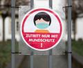Bild: Friso Gentsch
„Zutritt nur mit Mundschutz!“ steht am Eingang einer Schule. Foto: Friso Gentsch/dpa/Symbolbild