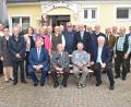 Bild: hcz
Die Gruppe der EVG-Mitglieder, die für 60, 65, 70 und 75 Jahre Treue geehrt wurde. Sitzend von links: Stellvertretender EVG- Vorsitzender Martin Burkert, die beiden 75-Jahre Jubilare Hans Witzke und Wenzl Fischer, sowie Anton Hoffmann, der frühere Weidener DGB-Ortsstellenleiter.