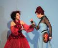 Bild: stg
Maria Stuart (Franziska Mencz, l.) und Elisabeth I. (Ulrike Knospe) liegen - salopp gesagt - im Clinch