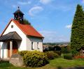 Bild: le
Die St.-Johannes-Kapelle, auch Hermann-Gollwitzer-Gedächtnis-Kapelle genannt, steht seit 25 Jahren am Ortseingang von Floß.