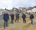 Bild: Biczysko/fph
Bald ist das Winkel-Parkhaus in Marktredwitz endgültig Geschichte. Bis im Frühjahr 2022 hier neu gebaut wird, gibt es zahlreiche Parkplätze mitten im Zentrum. Darüber freuen sich (von links) Oberbürgermeister Oliver Weigel, Architekt Thomas Sticht, Projektleiter Alexander Rieß, Roland Heberl von "Rupp.bodenschutz" und Daniel Pabel von der Erd- und Tiefbau GmbH Ebersbach.