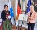 Bild: Gert Krautbauer/Stmas/exb
Im Festsaal der Augsburger Residenz überreichte Ministerin Carolina Trautner (rechts) an Beatrix Kempf die Staatsmedaille für soziale Verdienste.