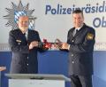 Bild: dob
Die Freude über die neue Durchsuchungs- und Asservatenhalle ist Polizeipräsident Norbert Zink (links) und dem Inspektionsleiter der Grenzpolizei Waidhaus, Erstem Polizeihauptkommissar Stefan Moller, bei der symbolischen Schlüsselübergabe regelrecht anzusehen.