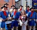 Bild: le
Die einzige historische Gruppe im Markt, die Flosser Landwehr, verstärkt sich für das Jubiläumsjahr 2023. Von links: Tambour Reinhold Lehner, Gardist Simon Meierhöfer, Marketenderin Julia Bäuml und Gardist Roland Gmeiner. Zweite Reihe, von links: Kommandant Franz Schmidt, Leutnant Willy Hirsch, Oberleutnant Manfred Bäuml und Standartenträger Simon Schaller.