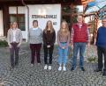 Bild: bsc
Bürgermeister Oskar Schuster (rechts) sowie Tourist-Info-Leiterin Melanie Höfer und Quartiergeberin Klaudia Tretter (von links) würdigten bei einer Feierstunde den 20. Urlaub der Familie Blume.