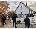 Bild: wku
Die evangelischen Kirchengemeinde Hirschau begeht die Enthüllung des Turmkreuzes mit einer Feierstunde mit Musik.