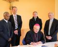 Bild: akp
Der Bischof trug sich in das Goldene Buch der Gemeinde Gleiritsch ein. Auf dem Bild zu sehen sind (von links) Pfarrer Johnson Varakaparambil, der Gleiritscher Kirchenpfleger Joachim Kellner, Bürgermeister Josef Pretzl, der Altendorfer Ruhestandsgeistliche Johann Bauer und Bischof Rudolf Voderholzer (sitzend).
