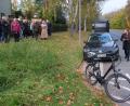 Bild: usc
CSU-Ortstermin an der Köferinger Straße zum Bau von Radwegen. Fraktionsvorsitzender Matthias Schöberl (unten rechts) erläuterte den Anwohnern den Planungsvorschlag der Bauverwaltung. Vorgebrachte Alternativwünsche zum Bau eines kombinierten Geh- und Radwegs werde man überprüfen, sicherte Schöberl zu.