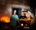 Bild: Christoph Soeder/dpa
"Pioniere": Hannes Lautenschlager (rechts) und sein Geschäftspartner Dustin Franke in ihrer Cocktailbar "Stück" in Berlin-Kreuzberg.