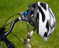 Bild: Daniel Bockwoldt/dpa
Ein Fahrradhelm hängt an einem Lenker.