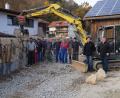 Bild: rkp
Die Feuerwehr Thanstein-Berg packt bei den Bauarbeiten tatkräftig an. Dabei wird sie auch von Andreas Lößl (rechts) unterstützt. Bürgermeister Walter Schauer (Zweiter von rechts) freut sich über das Engagement der Helfer.