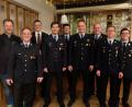 Bild: ohr
Kreisbrandinspektor (KBI) Helmut Schatz und Kreisbrandmeister (KMB) Andreas Ringlstetter (hinten von rechts) und Bürgermeister Hans Prechtl (hinten links) verliehen mit Kommandanten Michael Aktrichter (rechts) an Jürgen Ferschl (ab Zweiter von rechts vorne), Helmut Sorgenfrei, Johann Vetter und Christoph Bierner für 25-jährigen aktiven Feuerwehrdienst das Ehrenkreuz in Silber. Gregor Bodensteiner (links) wurde für 30-jährige, aktive Mitgliedschaft ausgezeichnet.