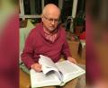Bild: Cemus/exb
Dr. Josef Weiß-Cemus blättert in seiner Hahnbach-Chronik.