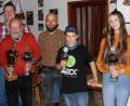 Bild: wro
Einer der Höhepunkte beim traditionellen Fischessen war die Bekanntgabe der Jahressieger mit Übergabe der Pokale. Im Bild von links Matthias Zwerenz, Günther Brosch, Daniel Hechtl, Hannes Hechtl und Magdalena Zwerenz.