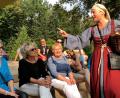 Bild: eik
Eine der Hahnbacher Ratschkattln (Elisa Romfeld) geht auf Tuchfühlung mit dem Publikum bei der Führung auf dem Frohnberg.