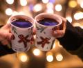 Bild: Christoph Schmidt
Zwei Frauen stoßen mit Glühwein in Bechern auf einem Weihnachtsmarkt an. Die Sehnsucht nach Geselligkeit am Glühweinstand ist nach einem Jahr Pause groß.