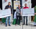 Bild: nag
Der stellvertretende Vorsitzende der Schnaittenbacher Kolpingsfamilie, Volker Richter (Zweiter von links), übergibt an Bürgermeister Markus Eichenmüller (links) und Stadtpfarrer Josef Irlbacher (rechts) insgesamt 4500 Euro als Spenden.
