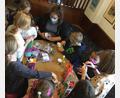 Bild: ela
Ein Blick in die Recycling-Laternen-Werkstatt der Etzenrichter Kinder.