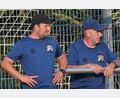 Archivbild: ref
Trainer Sebastian Binner (links) und der SV Raigering brauchen die Punkte.