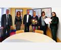 Bild: wbe
Wachablösung beim Studienkreis in Sulzbach-Rosenberg: (von links) Bürgermeister Michael Göth, Gebietsleiterin Sonja Kemmeter, Regionalleiter Bayern Torsten Kuntze, die bisherige Leiterin Gudrun Winter, die Rektorin der Pestalozzi-Grundschule, Claudia Hammer, die hier Nachhilfe-Gutscheine im Gegenwert von 2 700 Euro entgegennimmt, und die neue örtliche Studienkreis-Leiterin Tina Pfeiffer.