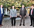 Bild: hai
Landrat Florian Wiedemann dankte Wilhelm Kreutzer und Fritz Schindler (von links) für jahrzehntelanges Engagement im Kegel- und Schützensport. Es gratulierte auch Bürgermeister Christian Porsch.