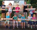 Bild: Georg Mayer/exb 
Stolz präsentieren die Kinder ihre selbst bemalten Hinweisschilder zu den jeweiligen Ortschaften.