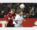 Bild: Daniel Karmann
Der Nürnberger Tim Handwerker (links) kämpft mit dem Bremer Mitchell Weiser um den Ball.