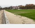 Bild: Wilhelm Amann
Der neue Sportplatz (Bild) für die Grund- und Mittelschule (Hintergrund) ist bereits angelegt. Für die künftige Bewässerung lässt die Stadt einen Brunnen bohren.