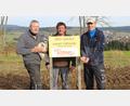 Bild: soj
Bei der Aussaat (von links): Bäckermeister Eberhard Söllner, Landwirt Hans Sticht und Bäckermeister Tobias Göhl.