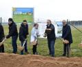 Bild: Petra Hartl
Strahlende Gesichter beim Spatenstich für den Bürgersolarpark Ursensollen-Wappersdorf (von links): Günter Wendel von der Sparkasse Neustadt a. d. Aisch/Bad Windsheim, Gesellschafter Michael Lösl, Standorteigentümer Jonas Horsch, Gesellschafterin Alina Häring, Erich Wust, stellvertretender Landrat Franz Mädler und Bürgermeister Albert Geitner.