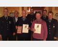 Bild: Willi Schreiber/exb
Seit 60 und 50 Jahren sind Hans Reger und Josef Wild bei der Feuerwehr. Für die Treue wurden sie jetzt geehrt. Im Bild (von links): Vorstand Markus Gmeiner, Dritter Bürgermeister Gottfried Beer, Hans Reger, Zweiter Kommandant Thomas Ulrich, Josef Wild, Zweiter Vorstand Wolfgang Lindner sowie Kommandant Josef Richtmann.