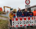 Bild: sm
Die Gemeindeverbindungsstraße zwischen Meerbodenreuth und Buch ist fertig.. Bei einem Ortstermin erläuterten Bürgermeister Ernst Schicketanz (Zweiter von links) und die Bautechnikerin der Gemeinde Elke Pscherer (links) zusammen mir Jürgen Gutmann von der bauausführenden Firma aus Selbitz (Dritter von rechts) die Straßenbaumaßnahme.